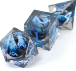 Set de dés - angles acérés - Oeil de Dragon Bleu dans dé Bleu Pâle