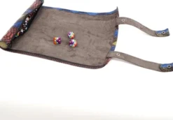 Trousse à dés parchemin en écailles de dragon irisées