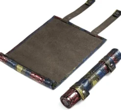 Trousse à dés parchemin en écailles de dragon irisées